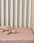 SNÄCKOR | Terracotta pink | 40x80cm/15,7x31,5"| Dra-På-Lakan för vagn/vagga
