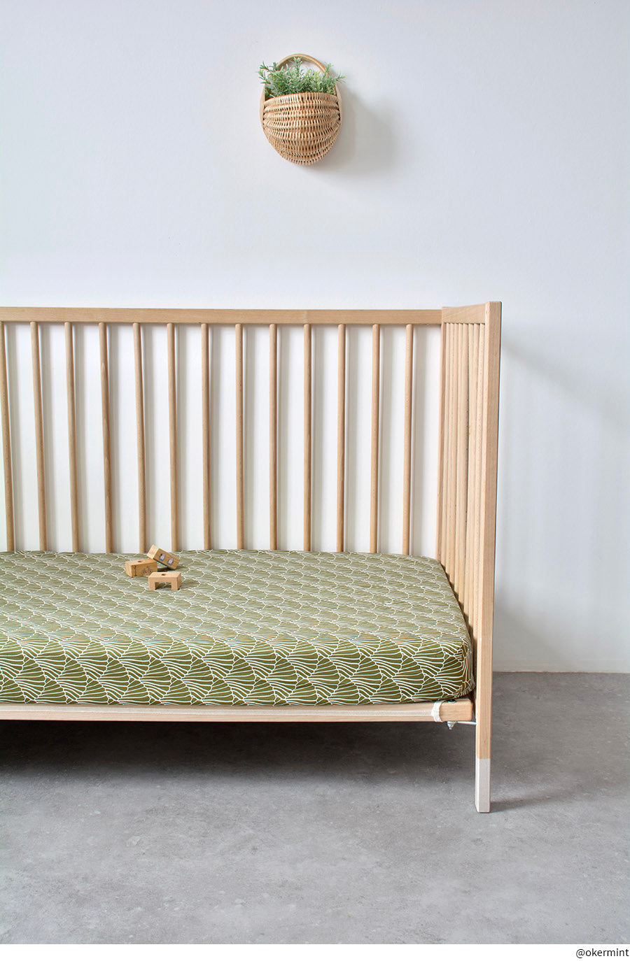 SEASHELLS | Olive green | 60x120cm/ 23.5x47&quot; | Fitted Crib sheet